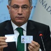 Bakan yeni kimlik ve ehliyetleri gösterdi Bakan yeni kimlik ve ehliyetleri gösterdi
