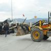 Freni boşalan iş makinesi dehşet saçtı Freni boşalan iş makinesi dehşet saçtı