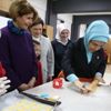 Emine Erdoğan, öğrencilerle kurabiye yaptı