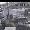 Minibüsün altında kalmaktan son anda kurtuldu Minibüsün altında kalmaktan son anda kurtuldu