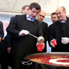 Başbakan Davutoğlu, vatandaşa aşure dağıttı Başbakan Davutoğlu, vatandaşa aşure dağıttı