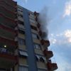 Sinir kriz geçiren kadın, kocasının eşyalarını balkonda yakmaya kalktı Sinir kriz geçiren kadın, kocasının eşyalarını balkonda yakmaya kalktı