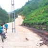 Yer: Rize... Beton dökülen yolda elektrik direği yolun ortasında kaldı