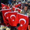Akhisar Belediyesi şehitler için bayrak dağıttı Akhisar Belediyesi şehitler için bayrak dağıttı