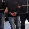 Türk bayrağını aşağılayarak indiren zanlı tutuklandı Türk bayrağını aşağılayarak indiren zanlı tutuklandı
