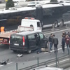 Metrobüs üst geçidine çarptı