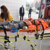 İnşaattan düşen işçinin bacakları kırıldı