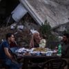 Gazze'de enkazın ortasında iftar