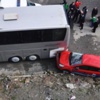 Otomobiliyle 10 Metreden Düştü Otomobiliyle 10 Metreden Düştü