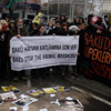 Azerbaycan'daki köpek katliamı protesto edildi Azerbaycan'daki köpek katliamı protesto edildi