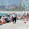 Rüzgara rağmen denize girdiler Rüzgara rağmen denize girdiler