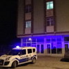 2. kattaki evinin penceresinden kamyonete düştü 2. kattaki evinin penceresinden kamyonete düştü