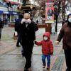 Yaşlılar yağmura ve uyarılara rağmen caddelerde