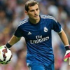 Iker Casillas imzayı atıyor