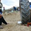 Devrilen traktörün altında kalıp öldü