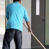 Çaldığı cep telefonunun cezasını okul temizleyerek çekti Çaldığı cep telefonunun cezasını okul temizleyerek çekti