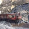 Heyelan nedeniyle yük treni raydan çıktı Heyelan nedeniyle yük treni raydan çıktı