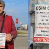 Sokaklara astığı ilanla eş arıyor Sokaklara astığı ilanla eş arıyor