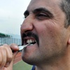 Dili boğazına kaçan futbolcuyu anahtarla kurtardı Dili boğazına kaçan futbolcuyu anahtarla kurtardı