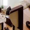 ‘Halı kirlenmesin’ diye ayakkılarını çıkardı