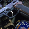 Polis silahı çalıp soygun yaptılar Polis silahı çalıp soygun yaptılar