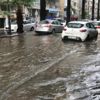 İzmir'de etkili olan sağanak yağış yolları göle çevirdi İzmir'de etkili olan sağanak yağış yolları göle çevirdi