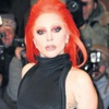 Lady Gaga kaşlarını ağartıyor