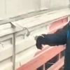 Sakarya'da vicdansız gençler engelli çocuğu kelepçe ile kamyonete bağlayıp sürükletti! Sakarya'da vicdansız gençler engelli çocuğu kelepçe ile kamyonete bağlayıp sürükletti!