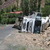 Hakkari'de ip yüklü TIR devrildi Hakkari'de ip yüklü TIR devrildi