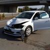 Yolun ortasında durdu, refüje uçtu