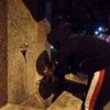 Çeşme başındaki kediye eliyle su içirdi Çeşme başındaki kediye eliyle su içirdi