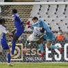 Rakip kaleciyle çarpışan Porto'lu Nanu, bir anda yere yığıldı Rakip kaleciyle çarpışan Porto'lu Nanu, bir anda yere yığıldı