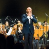 Senfoniyle konser verdi, ayakta alkışlandı Senfoniyle konser verdi, ayakta alkışlandı