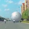 Çin'de kontrolden çıkan dev ay balonu otoyola girdi Çin'de kontrolden çıkan dev ay balonu otoyola girdi