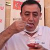 Yarışma jürisi hem yerken hem de puan verirken terledi Yarışma jürisi hem yerken hem de puan verirken terledi