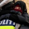 Danimarka'da protestocuya sarılan polis hakkında soruşturma başlatıldı Danimarka'da protestocuya sarılan polis hakkında soruşturma başlatıldı