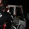 Kamyonet köprüde asılı kaldı Kamyonet köprüde asılı kaldı
