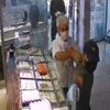 Hızlı kaçmak isteyen hırsızlar yanlarında paten getirmiş Hızlı kaçmak isteyen hırsızlar yanlarında paten getirmiş