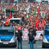 Almanya'da halk protesto için sokaklarda