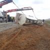 Tanker devrildi, karayolu ulaşıma kapandı