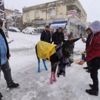 Donmaktan kurtardıkları eşeği giydirdiler
