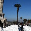 İzmir'de vatandaşlara kar sürprizi İzmir'de vatandaşlara kar sürprizi