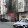 Evdeki yangında biri bebek 4 kişi, dumandan etkilendi Evdeki yangında biri bebek 4 kişi, dumandan etkilendi