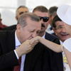 Cumhurbaşkanı Erdoğan küçük kızın elini öptü Cumhurbaşkanı Erdoğan küçük kızın elini öptü