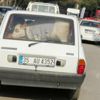 Hasta buzağıyı otomobille veterinere götürdü Hasta buzağıyı otomobille veterinere götürdü