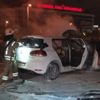 Makas atarken kaza yapan otomobil alev alev yandı