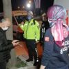 Karantinadaki şahıs, minibüsle servis çekerken yakalandı Karantinadaki şahıs, minibüsle servis çekerken yakalandı