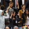 Davutoğluna işaret diliyle karşılama Davutoğluna işaret diliyle karşılama