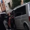 Kocasını minibüste yakaladı, çılgına döndü