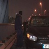 Yola dökülen maket bıçakları lastikleri patlattı
